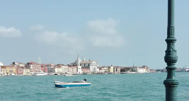 A Venezia da baby gang sputi a cinesi