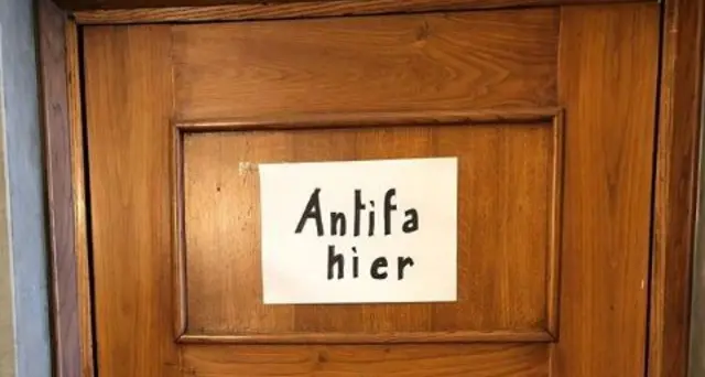 Sala scrive su porta casa 'Antifa Hier'