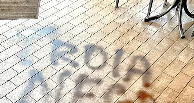 Svastica, insulti e vetrina bar sfondata