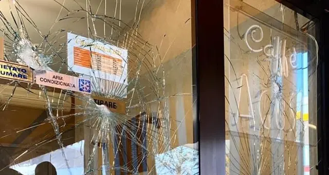 Svastica disegnata sul pavimento del locale, la barista: \"Non so se riapro\"