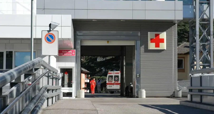Mangia strudel con le noci e finisce all’ospedale