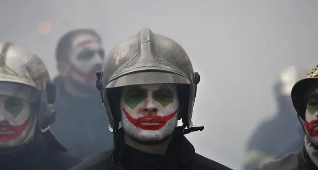 Pompieri manifestano a Parigi