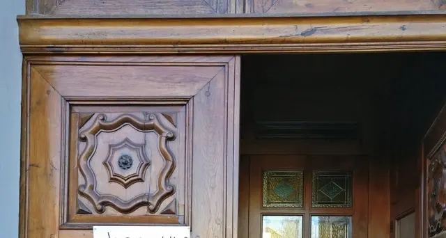 Cartello parrocchia,qui abita ebreo Gesù