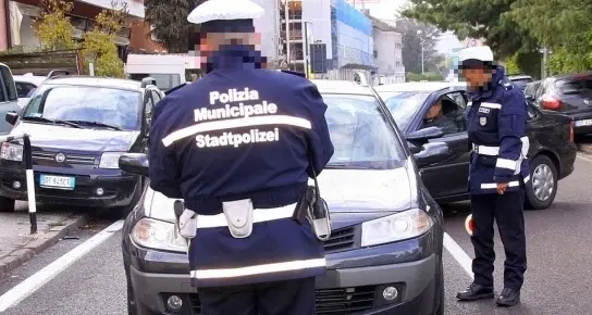 Vigili, in un anno 67mila multe 838 a chi guida con il cellulare