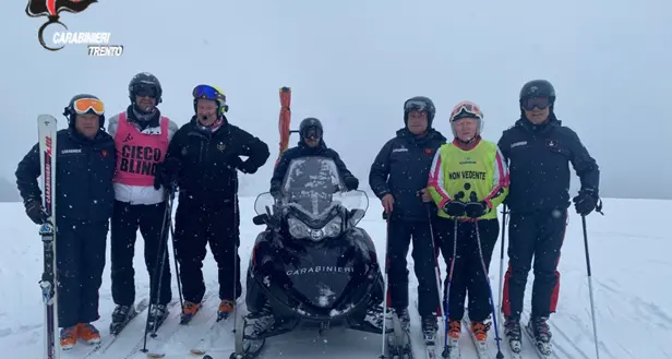 Non vedenti, lezioni di sci con i carabinieri nelle valli di Fiemme e Fassa