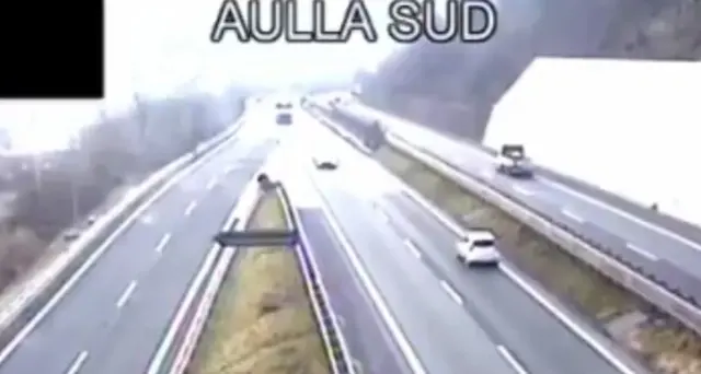 Sull'A15 contromano, nei guai un 90enne