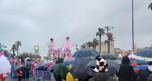 Su carri a Viareggio Greta,Trump,Salvini