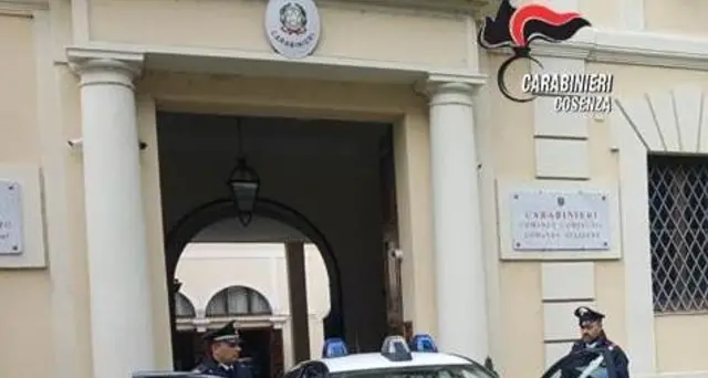 Costringe moglie e figlia a prostituirsi