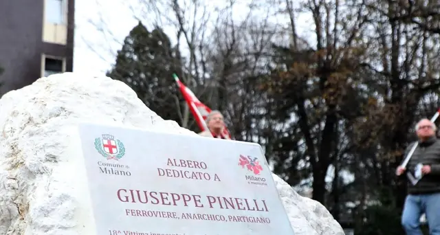 Rotta targa Comune per Pinelli a Milano