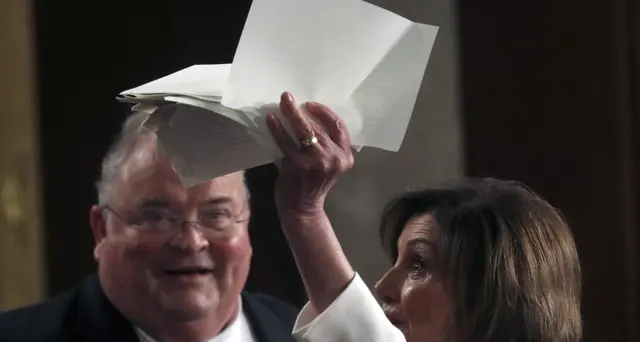 Pelosi strappa copia discorso Trump