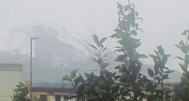 Primi fiocchi di neve sul Vesuvio
