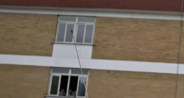 Colpisce moglie e tenta il suicidio