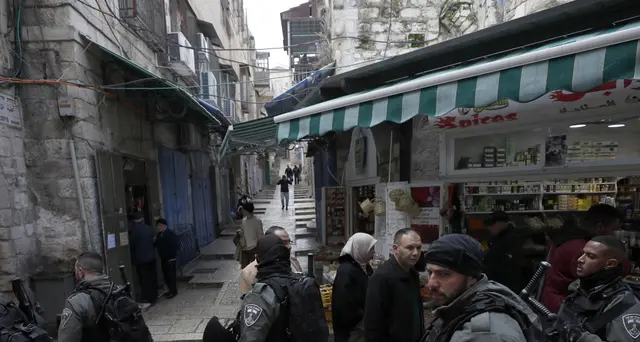 Gerusalemme, auto in locale, 12 feriti