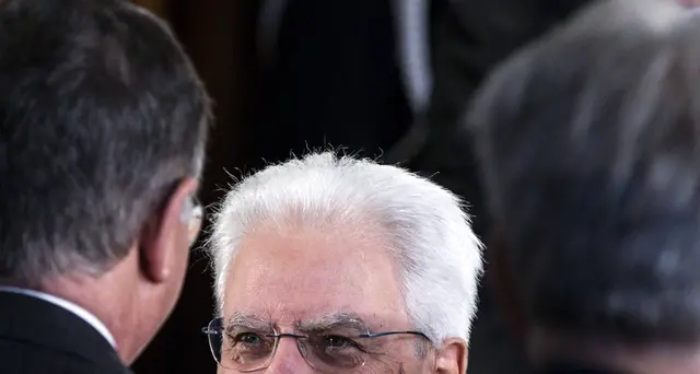 Mattarella a sorpresa in scuola di Roma