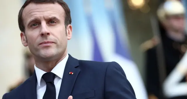 Popolarità Macron al 24%, giù di 8 punti