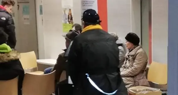 Entra in bici al Distretto sanitario e finisce su Facebook