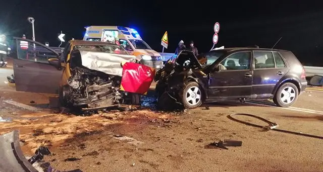 Mezzolombardo, schianto frontale nella notte: 6 giovani feriti