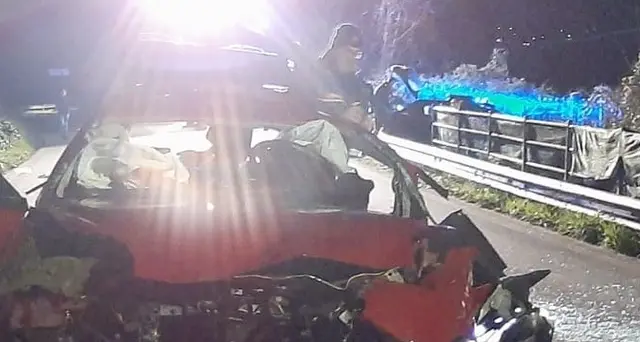 Auto contro un muro, morti 2 giovani
