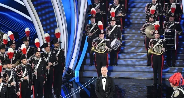 La finale si apre con l'inno nazionale