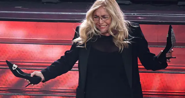 Mara Venier scende le scale senza scarpe