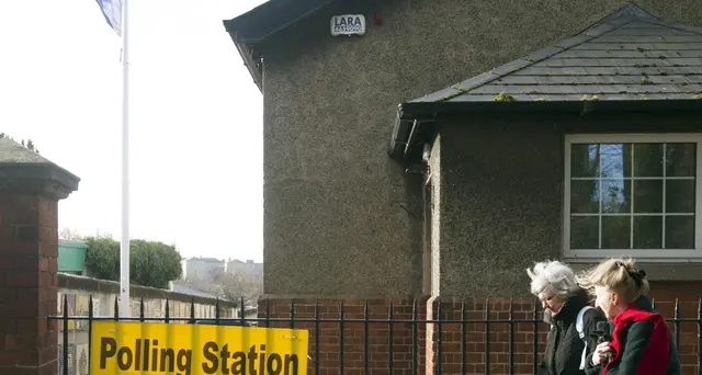 Irlanda: exit poll, testa a testa a tre