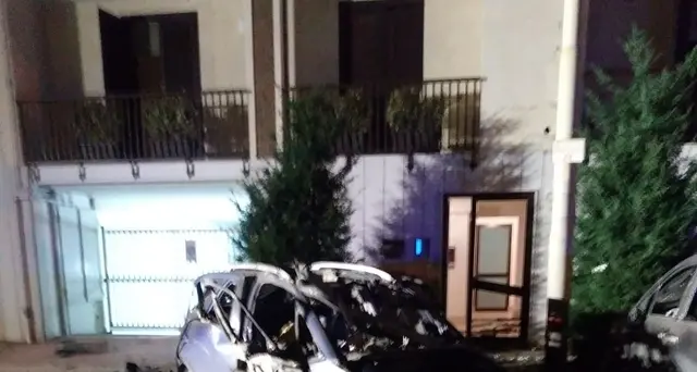 Bomba sotto auto privata Cc nel Barese