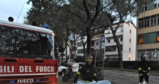 Vento scoperchia tetto, muore travolta