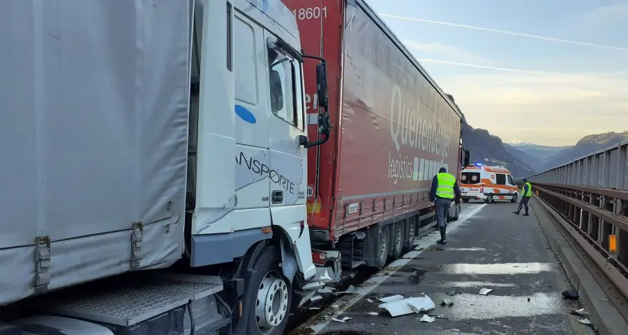 Nuovo incidente tra tir in A22, un ferito
