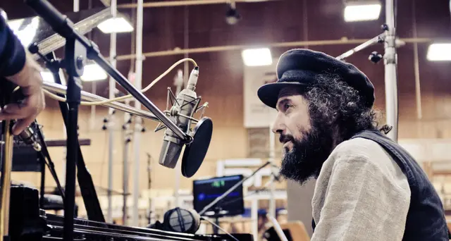Capossela, a dittatura dell'attualità preferisco l'amore