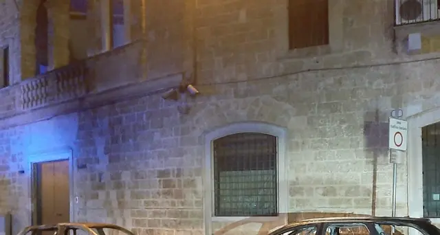 In fiamme auto civetta e privata dei Cc