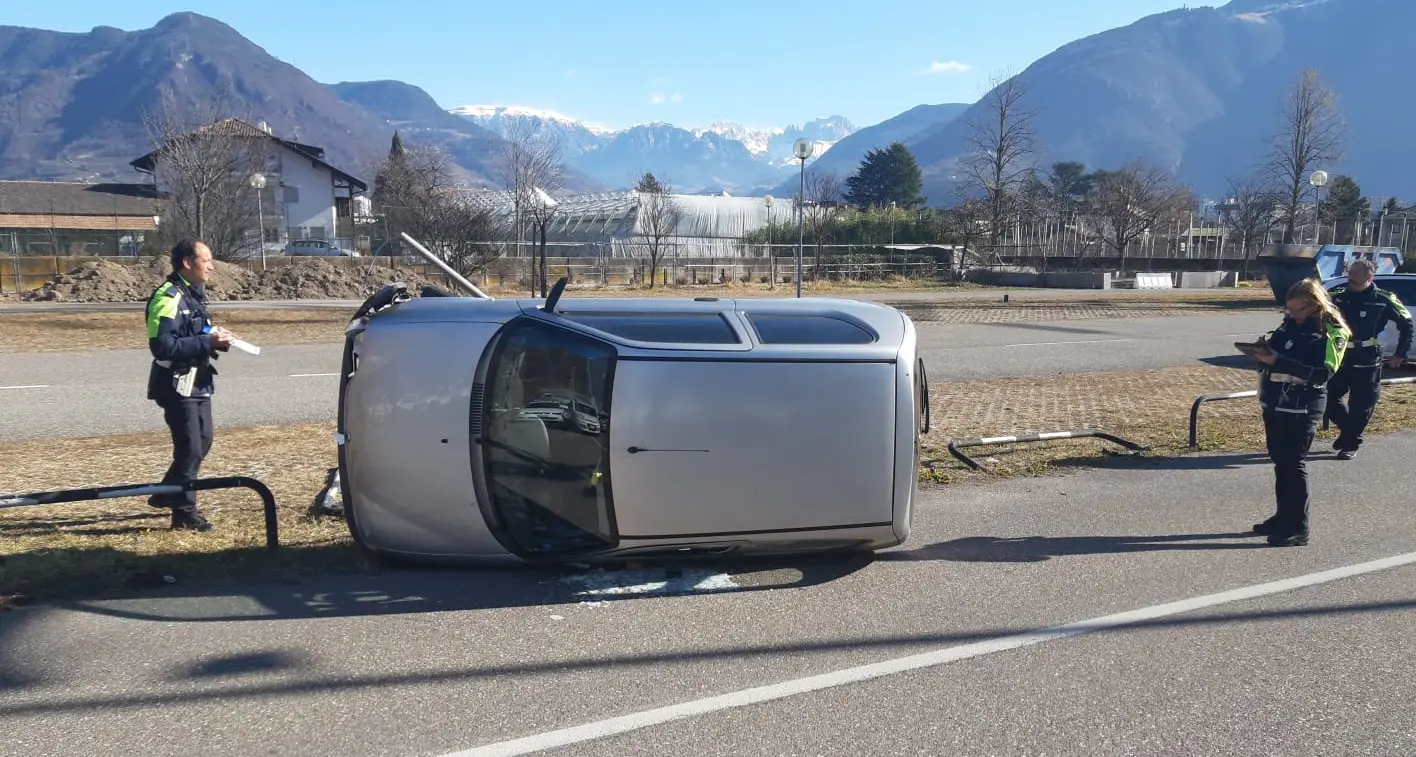 All'ospedale, sbatte contro un palo e la macchina finisce su un fianco
