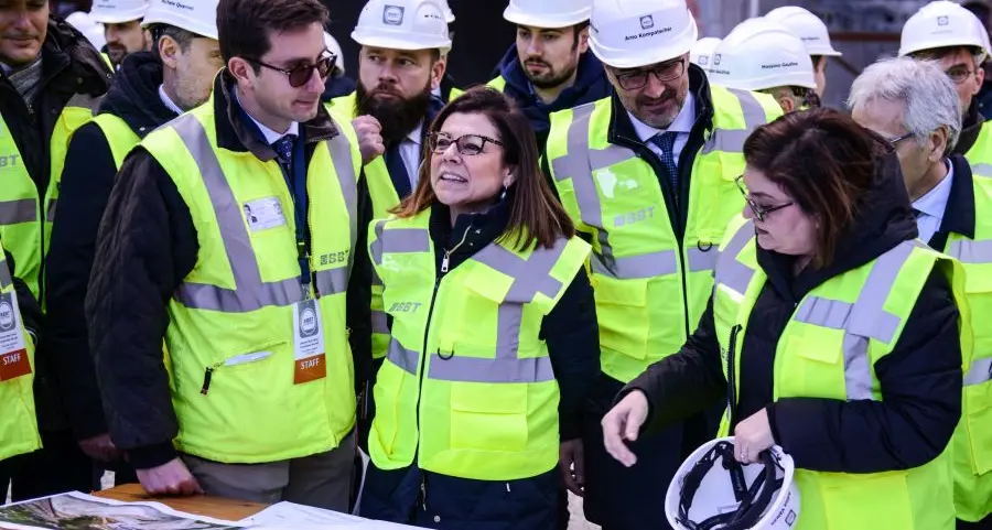 La ministra De Micheli, divieti tir in Austria contro le norme europee