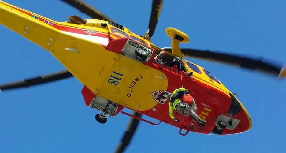 Marmolada, scialpinista scivola nel canalone per 200 metri, salvo