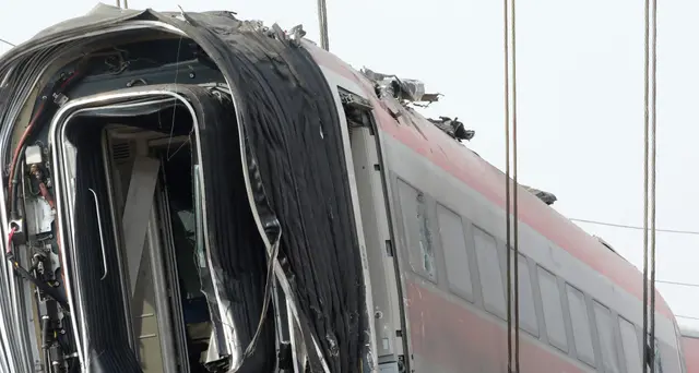 Treno deragliato, si tenta rimozione
