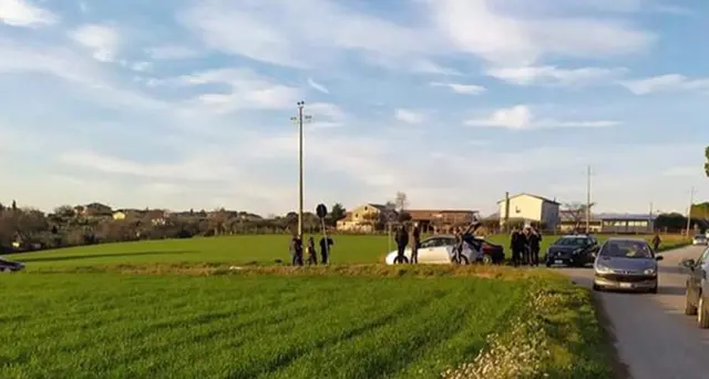 Trovato morto accoltellato in campagna