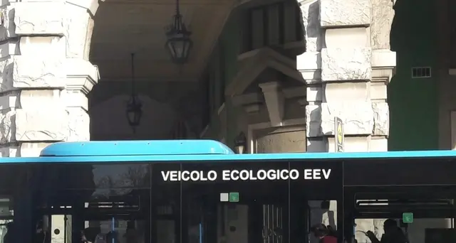 Pugile con tattoo nazi su manifesti bus