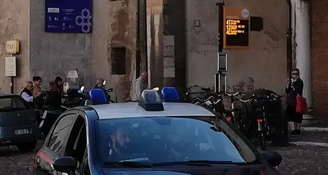 Con ascia aggredisce passante e cc,preso