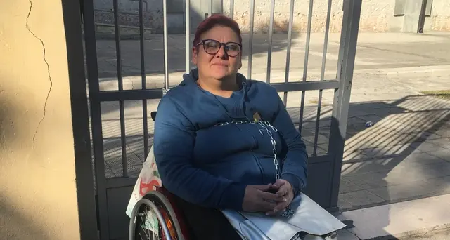 Figlio senza assistenza,mamma s'incatena