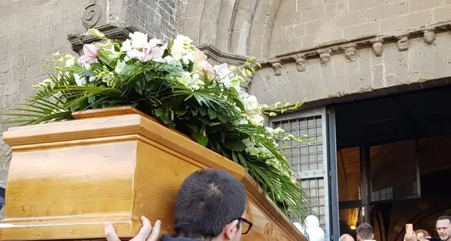 Fiori e palloncini funerale 16enne morta