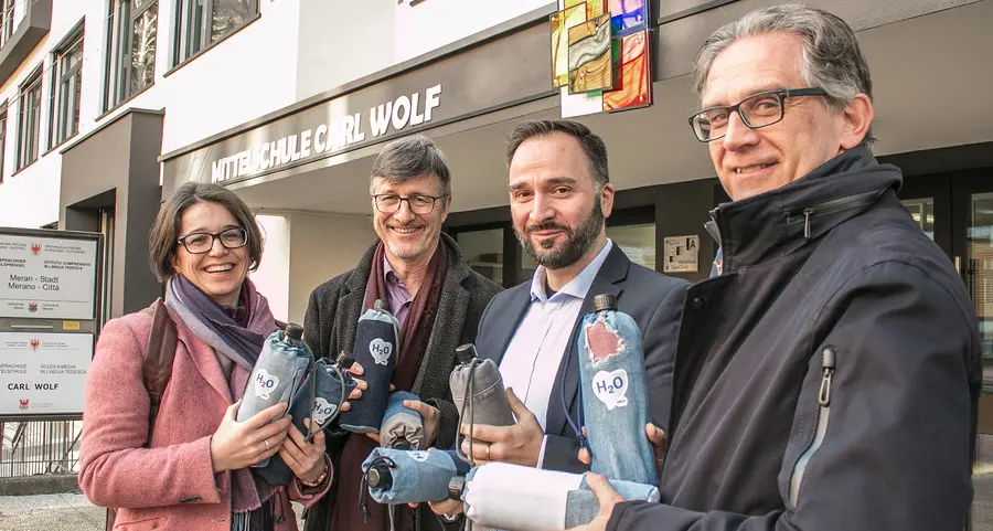 A scuola con la bottiglietta, ma di vetro