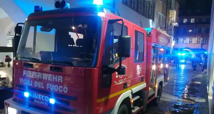 Bolzano, sei auto in fiamme lungo la ferrovia
