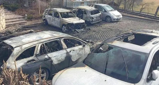 Rogo distrugge cinque auto nel parcheggio di un albergo