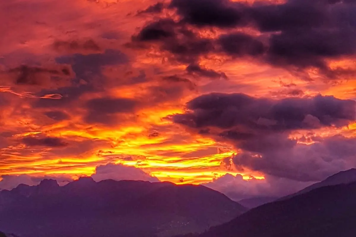 Un tramonto rosso fuoco