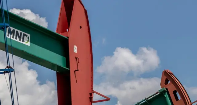 Petrolio recupera sopra 52 dollari
