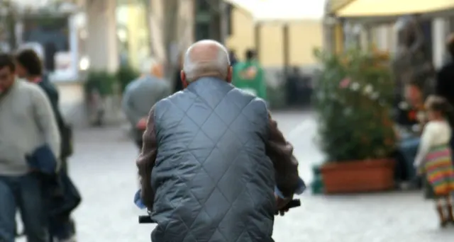 Maltratta il nonno per anni, allontanato