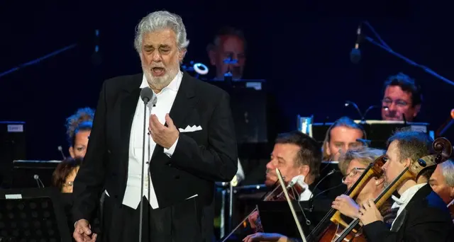 Molestie: Domingo, \"dispiaciuto per il dolore causato\"