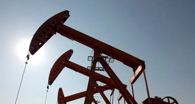 Petrolio affonda ai minimi di un anno