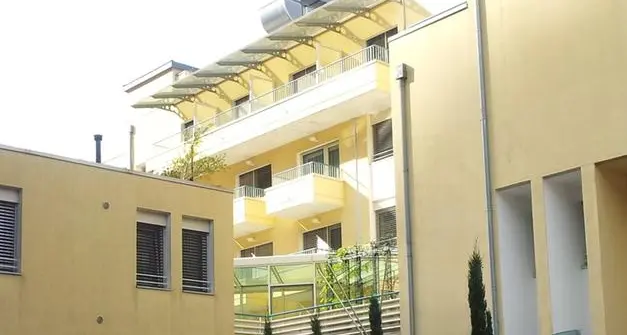Il custode di Villa Armonia accoltellato ad una gamba