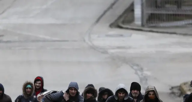Grecia respinge migranti a confine turco
