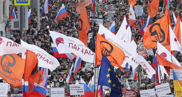 Migliaia a Mosca in memoria di Nemtsov